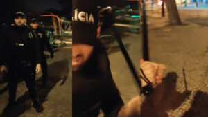 Polícia a bater em jornalista com um bastão (ponto de vista do jornalista)