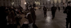 polícias batem em manifestantes e jornalistas